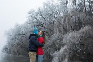 pareja en paisaje de invierno foto