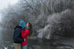 pareja en paisaje de invierno foto