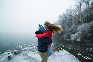 pareja en paisaje de invierno foto