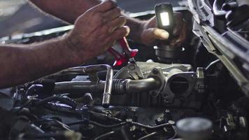 auto monteur repareren voertuig Bij werkplaats video
