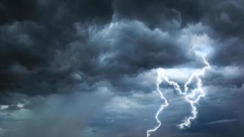 el cielo oscuro con nubes pesadas que convergen y una tormenta violenta antes de la lluvia. cielo de clima malo o malhumorado. foto