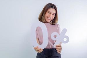 mujer de negocios asiática que muestra 0 número o cero por ciento aislado foto