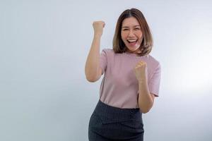 entusiasta mujer asiática regocijándose, luciendo feliz y celebrando la victoria foto