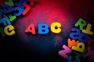 coloridas letras abc hechas de madera foto