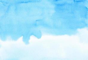 fondo suave azul claro y blanco acuarela. telón de fondo de aquarelle líquido cerúleo. textura borrosa foto