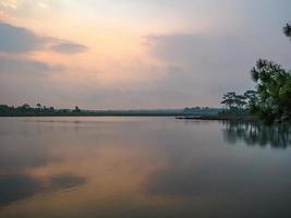 vista del paisaje del amanecer en el embalse en el parque nacional de la montaña phu kradueng en la ciudad de loei tailandia. parque nacional de la montaña phu kradueng el famoso destino de viaje foto