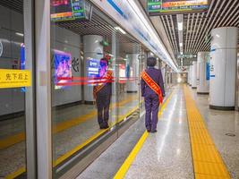 changsha.china-17 de octubre de 2018. personal chino desconocido en la plataforma del metro de changsha en la estación sur de changsha, provincia de hunan, china. foto