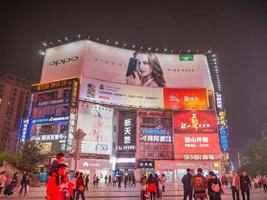 changsha.china-17 de octubre de 2018.personas desconocidas caminando por la calle peatonal huangxing en la ciudad de changsha china.changsha es la capital y la ciudad más poblada de la provincia de hunan en china foto