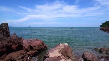 il rosa costa con mare spiaggia a chanthaburi, Tailandia video