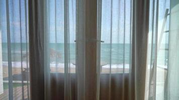 rideau et fenêtre avec vue extérieure sur la plage de la mer video