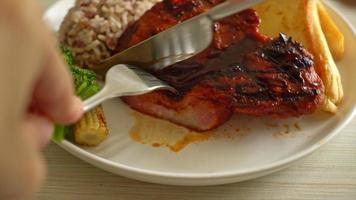 slicing barbecue pork steak on plate video