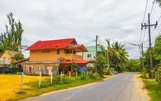 sakhu phuket tailandia 2018 paisaje paisaje urbano panorama carreteras coches edificios bosque naturaleza phuket tailandia. foto