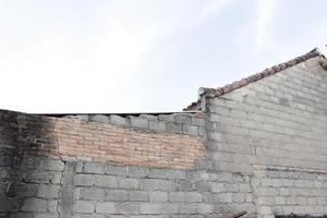 la arquitectura del edificio de la pared al lado de la carretera se tomó con una posición de lancape en ángulo con una textura de fondo brillante natural foto