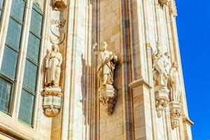 fachada de la catedral de milán duomo di milano con agujas góticas y estatuas de mármol blanco. principal atracción turística en la plaza de milán, lombardía, italia. vista panorámica de la antigua arquitectura gótica y el arte. foto