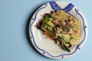 plato de salmón con trigo bulgaro foto