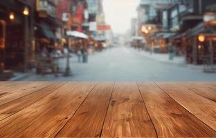 mesa de madera vacía en el resumen borroso del restaurante de la calle al aire libre y fondo de la ciudad, para exhibición de productos de montaje, representación 3d foto