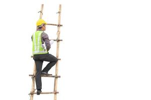 hombre de negocios asiático, ingeniero de construcción, sostenga papel plano, suba a una escalera aislada en fondo blanco con trazado de recorte foto