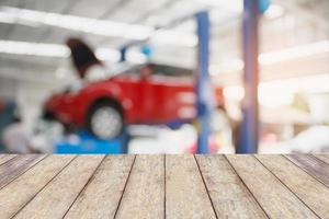 mesa de madera con fondo de centro de servicio de coche borroso foto