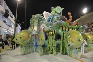 rio de janeiro, rj brazil - 09 de febrero de 2018 - desfile de la escuela de samba en el sambodromo. imperio da tijuca durante el festival en la calle marques de sapucai. percusión. foto