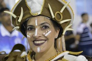 rio de janeiro, rj brazil - 09 de febrero de 2018 - desfile de la escuela de samba en el sambodromo. academicos do sossego durante el festival en la calle marques de sapucai foto