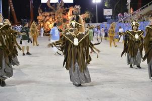 rio de janeiro, rj brazil - 09 de febrero de 2018 - desfile de la escuela de samba en el sambodromo. academicos do sossego durante el festival en la calle marques de sapucai foto