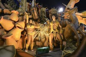 rio de janeiro, rj brazil - 09 de febrero de 2018 - desfile de la escuela de samba en el sambodromo. academicos do sossego durante el festival en la calle marques de sapucai foto