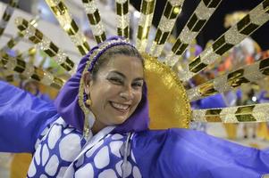 rio de janeiro, rj brazil - 09 de febrero de 2018 - desfile de la escuela de samba en el sambodromo. academicos do sossego durante el festival en la calle marques de sapucai foto