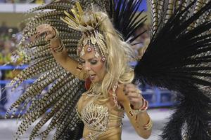 rio de janeiro, rj brazil - 09 de febrero de 2018 - desfile de la escuela de samba en el sambodromo. academicos do sossego durante el festival en la calle marques de sapucai foto