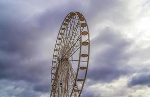 gran noria blanca encontrada en la semana de kiels en alemania foto