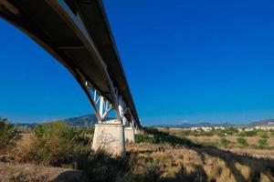 parte de un puente que cruza un río foto