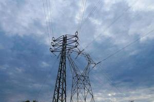 torres eléctricas que soportan los cables de cobre que transmiten y transportan electricidad foto