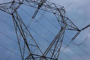 torres eléctricas que soportan los cables de cobre que transmiten y transportan electricidad foto