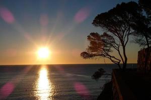 costa brava catalana en la localidad de s'agaro, mar mediterráneo al amanecer. foto