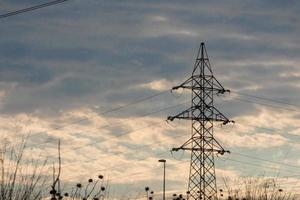 torres eléctricas que soportan los cables de cobre que transmiten y transportan electricidad foto