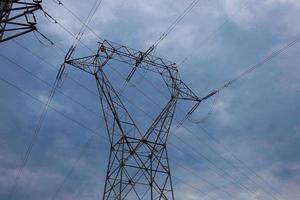 torres eléctricas que soportan los cables de cobre que transmiten y transportan electricidad foto