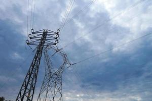 torres eléctricas que soportan los cables de cobre que transmiten y transportan electricidad foto