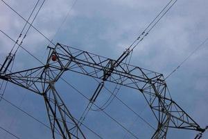 torres eléctricas que soportan los cables de cobre que transmiten y transportan electricidad foto