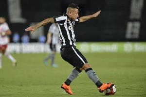 rio, brasil - 6 de marzo de 2018 - jugador de leo valencia en el partido entre botafogo y bangu por el campeonato carioca en el estadio nilton santos foto