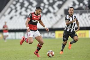 rio, brasil - 03 de marzo de 2018 - henrique dourado jugador en el partido entre flamengo y botafogo por el campeonato carioca en el estadio nilton santos foto