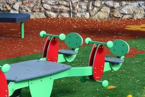 figuras para juegos y deportes en un parque infantil en israel. foto