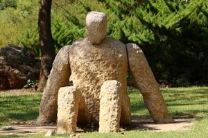 figuras para juegos y deportes en un parque infantil en israel. foto