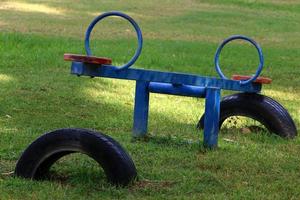 figuras para juegos y deportes en un parque infantil en israel. foto