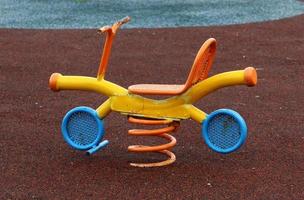 figuras para juegos y deportes en un parque infantil en israel. foto