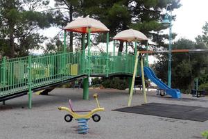 figuras para juegos y deportes en un parque infantil en israel. foto