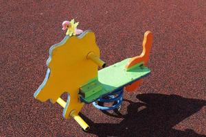 figuras para juegos y deportes en un parque infantil en israel. foto