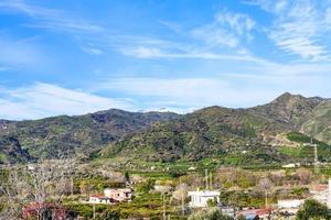 suburbio de la ciudad de gaggi en colinas verdes, sicilia, italia foto