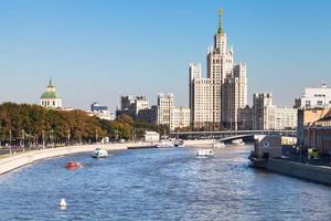 terraplenes, río moskva y torre en moscú foto