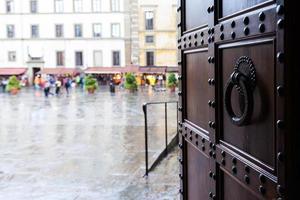 vista en la plaza de la ciudad de florencia bajo la lluvia foto