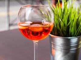 vaso de bebida spritz con hielo en la mesa foto