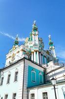 edificio de la iglesia de san andrés en la ciudad de kiev foto